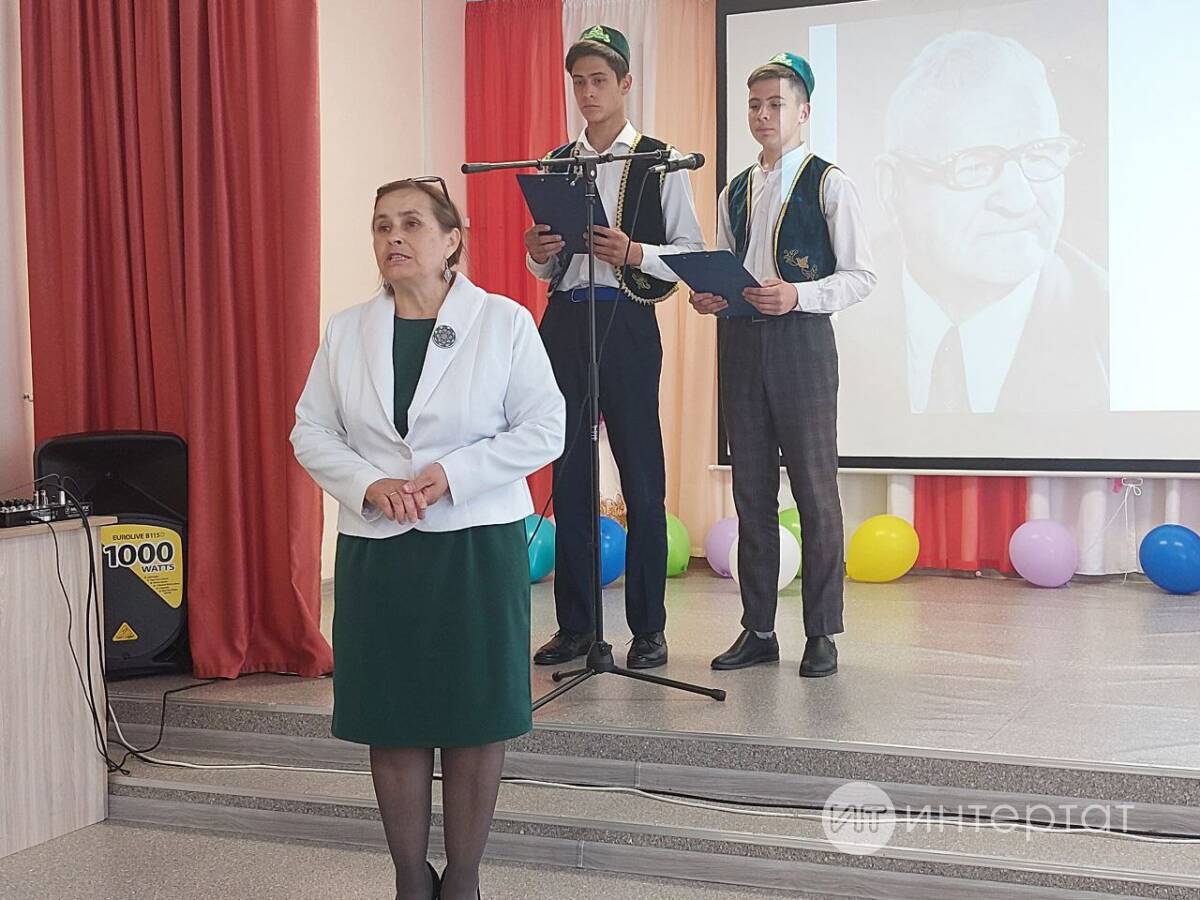 Азнакайда әдәбият көннәре: «Бездә иң матур тел, иң затлы һәйкәлләр... Шулай яшәп ятабыз»