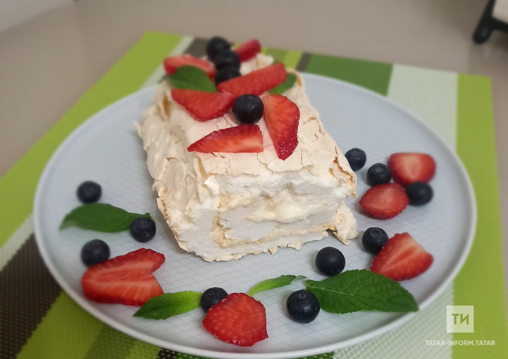 Рулет из меренги с абрикосами