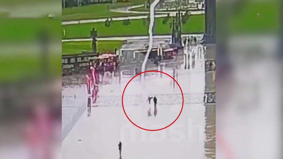 Куркыныч видео: Мәскәүдә паркта йөргән дүрт кешене берьюлы яшен суга