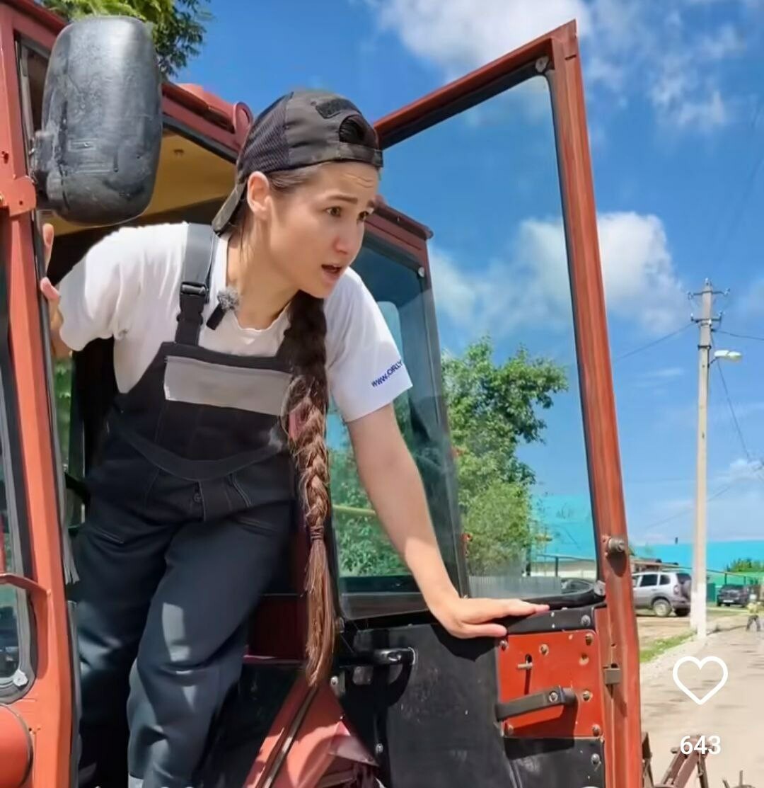 «Сосна авылы кызы тракторны биетә» – популяр блогер кыз тракторлар ярышында катнашкан