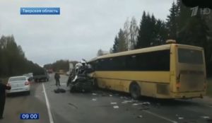 Коточкыч авариядә ике автобус бәрелешеп 13 кеше һәлак булган - видео