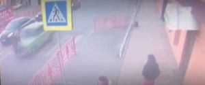 15 яшьлек малай үзе сатып алган машинада мәктәпкә ашыкканда кеше бәрдергән (авария мизгеле видеосы)