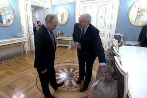 Лукашенко Путинга 4 капчык бәрәңге бүләк иткән
