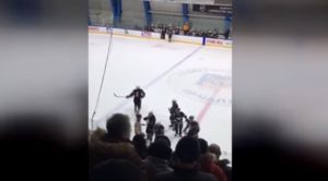 Чаллы хоккейчылары матч вакытында судьяны кыйнаган (видео)
