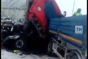 М7 трассасындагы авариядә КАМАЗ йөртүчесе шундук җан биргән (видео)