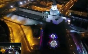 Казан Кремле янында полиция машиналары белән  "8 март" сүзен язганнар (видео)
