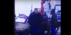 Полиция хезмәткәренең башына пычак белән суккан мизгел видеога эләккән