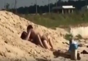Казан пляжында кешеләр каршында интимга җыенган парны видеога төшергәннәр