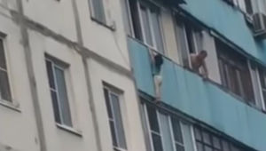 Җиденче этаж балконында кыз бала эленеп тора - видео