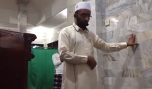 Көчле җир тетрәү вакытында имам дога кылуын дәвам иткән - видео