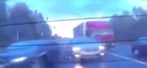 Фура берничә машинаны бәрдереп киткән авариядә танылган җырчы һәлак булган - видео