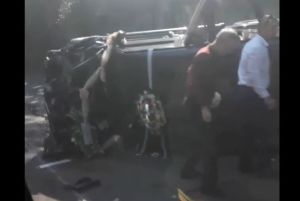 Кияү белән кәләш утырган Mercedes капланган - видео