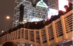 Мәскәүдә кешеләр җыелышып басып торган күпер җимерелгән - видео