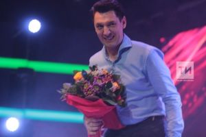 Фирдүс Тямаев фанаты сәхнәгә ник менгәнен оныткан - видео