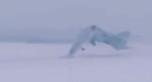 Мурманск өлкәсендәгы фаҗига видеосы: аэродромга утырганда самолет урталай сынган