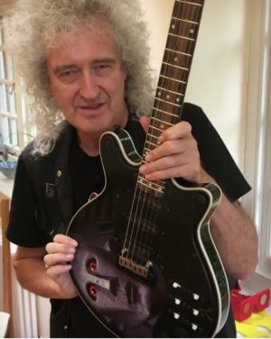 Queen төркеме музыканты Кояш системасының читенә җиткән “Яңа горизонтлар” зондына багышлап җыр язган