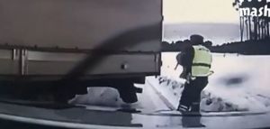ЮХИДИ инспекторы өстенә килгән фургоннан юл читенә сикереп котылып калган - видео