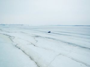 Дәрестән качып йөргән 12 яшьлек малай Иделдә боз астына төшеп киткән - видео
