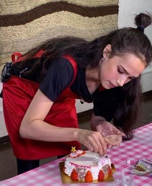 Алинә Заһитова Япониядә торт пешереп күрсәткән