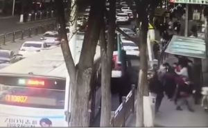 Кытайда пассажирлар утырган автобус җир астына төшеп киткән мизгел видеога эләккән