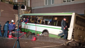 Новгородта автобус университет бинасына бәрелгәч, ике кеше үлгән, ун кеше имгәнгән