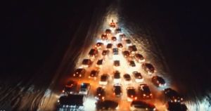 Күрше төбәктә машиналардан гигант Яңа ел чыршысы ясаганнар - видео