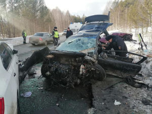 «Машинадан очып чыккан»: Башкортстанда өч машина бәрелешкәннән соң, яшь хатын үлгән