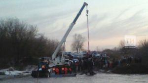Буа районында кешеләр утырган трактор күпердән елгага төшеп киткән