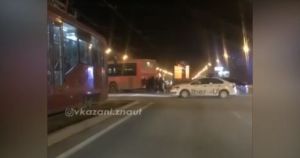 Казан урамында туктап калган автобусны пассажирлар этеп барган — видео