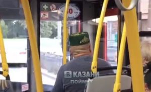 Казандагы кызыл автобуста кәләпүшле абзый таныш булмаган хатынга багышлап җырлый
