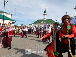 Милләтләр мозаикасы: милли киемнәрдә тәңкәләр, каурый һәм солтан мөһере