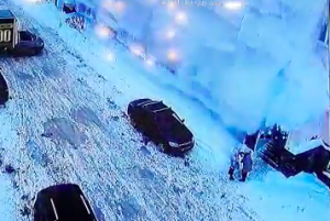 Уфада морг түбәсеннән ишелгән кар астында ике хатын һәм бер машина калган - видео