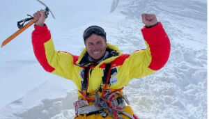 «Яңа рекорд» -  Рөстәм Нәбиев кулларында 8163 метр биеклектәге тауны яулаган