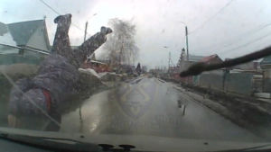 Тольяттида машина бәрдергәч, бала ун метрга очып киткәнен видеорегистратор төшергән