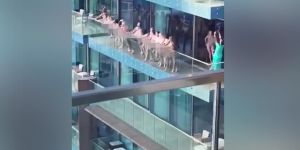 Дубайдагы йорт балконында 40 кыз шәрә килеш фотога төшкән