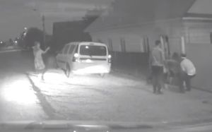 Башкортстанда тоткарланган машина йөртүче хатыны полицейскийларга һөҗүм иткән — видео