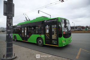 Казандагы троллейбус пассажирлары «Каз канаты»н җырлап барган
