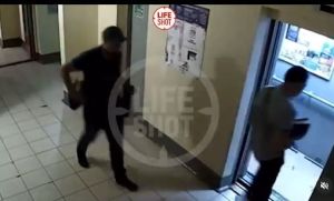 Казанда лифтта бер ир-атны атып үтергән мизгел видеога эләккән
