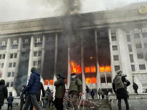 Казахстанда протест акцияләре: президент резиденциясе яна, атыш тавышлары ишетелә