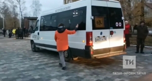 Болгарда мобилизацияләнүчеләрне озатканда, бер хатын-кыз автобуска тотынып чаба – видео