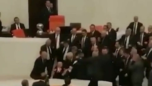 Төркия парламентында депутатлар күмәкләп сугышкан – видео