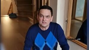 Башкортстан эшмәкәре санкциягә үч итеп Apple планшетын чүкеч белән ваткан - видео