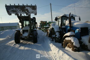 Азнакай районында тракторны туктату өчен тәгәрмәченә атканнар