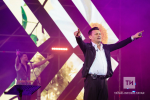 Әнвәр Нургалиев концерты: җырчы плакатын үпкән ханым, мобилизацияләнгәннәр хөрмәтенә җыр