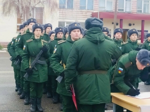 «Көтмәде, минем характерны белә»: Илназ Минвәлиевның армиядәге улы хәрби ант биргән