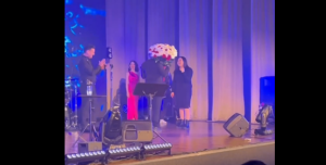 Әнвәр Нургалиев концертында бер оялчан, хисле егет сөйгәненә тәкъдим ясаган