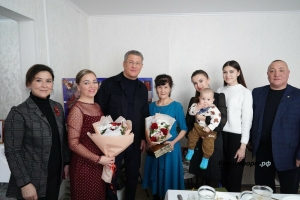 Хәбиров Украинада һәлак булган биюченең декреттагы хатынын эшкә урнаштырырга вәгъдә иткән