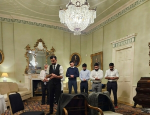 Шотландия премьер-министры итеп сайлангач, Хәмзә Йосыф резиденциядә намаз укыган