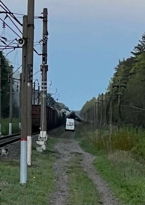 Брянск өлкәсендә кабат тимер юлны шартлатып, вагоннарны аударганнар