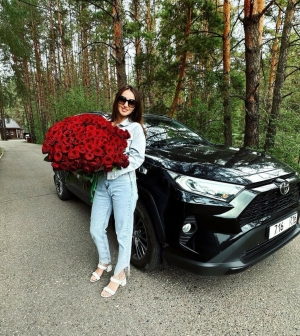 Ильмира Нәгыймова яңа машинасын күрсәткән